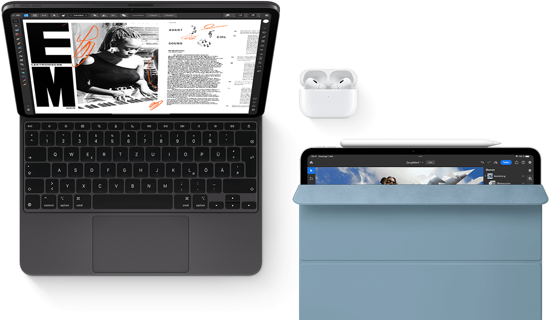 Ein iPad Pro mit Magic Keyboard, AirPods Pro. Ein weiteres iPad mit Apple Pencil und Smart Folio
